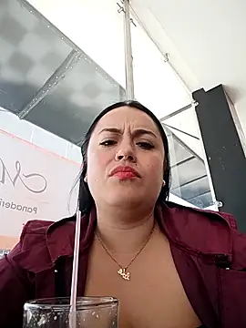 Snapshot of Lesli_26 chatting on April 10, 1:27 pm Lesli 26 online show from April 10, 1:27 pm