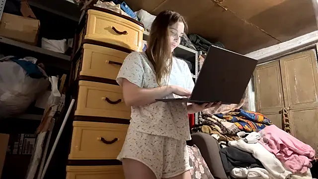 Snapshot of VelvetNoirra chatting on April 4, 2:25 pm VelvetNoirra online show from April 4, 2:25 pm