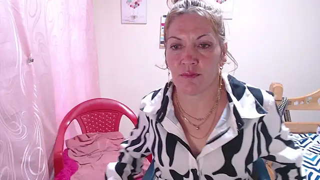 juliachannelhot online show from May 8, 10:48 pm