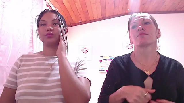juliachannelhot online show from May 21, 9:11 pm
