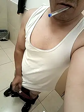 Snapshot of lobo_caliente37 chatting on April 2, 10:07 pm lobo caliente37 online show from April 2, 10:07 pm