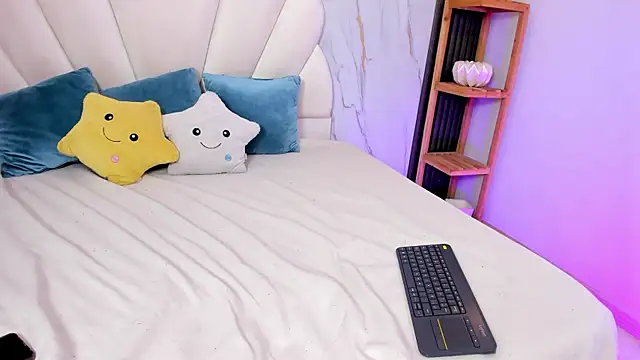 DaphneValucci online show from April 14, 4:40 am