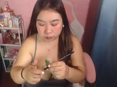 Snapshot of bella_holy chatting on June 8, 1:28 am bella holy online show from June 8, 1:28 am