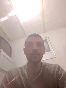 Snapshot of Guillelp chatting on May 17, 3:04 am Guillelp online show from May 17, 3:04 am