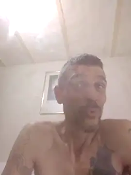 Snapshot of Guillelp chatting on May 19, 1:56 am Guillelp online show from May 19, 1:56 am