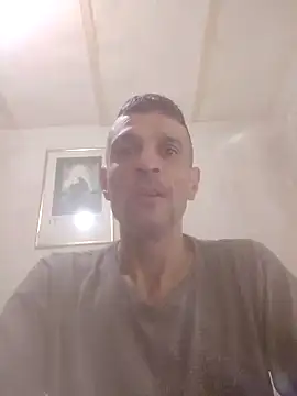 Snapshot of Guillelp chatting on June 11, 12:32 am Guillelp online show from June 11, 12:32 am