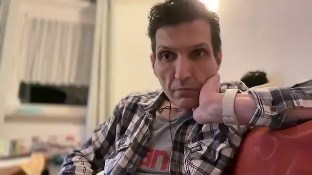 Snapshot of Dermart chatting on April 2, 11:35 pm Dermart online show from April 2, 11:35 pm