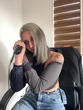 Snapshot of Isabella_varella- chatting on May 14, 1:29 pm Isabella varella- online show from May 14, 1:29 pm
