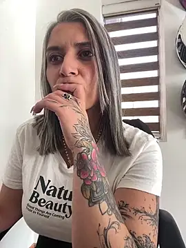 Snapshot of Isabella_varella- chatting on May 15, 1:29 pm Isabella varella- online show from May 15, 1:29 pm