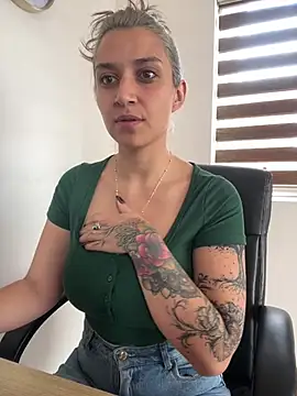 Snapshot of Isabella_varella- chatting on May 25, 1:39 pm Isabella varella- online show from May 25, 1:39 pm