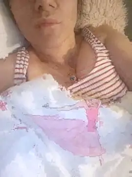 Snapshot of sara_41 chatting on April 15, 9:04 pm sara 41 online show from April 15, 9:04 pm