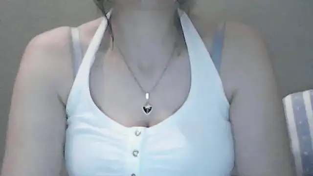 Snapshot of sara_41 chatting on April 25, 6:16 pm sara 41 online show from April 25, 6:16 pm