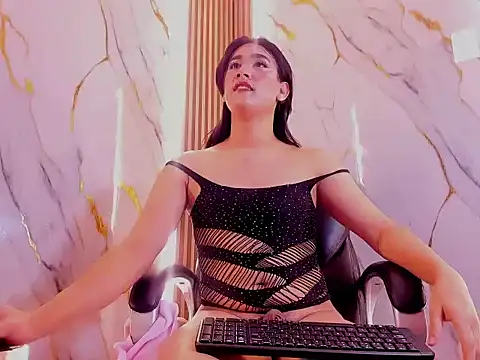 Snapshot of MarhiamCristal chatting on April 12, 7:35 am MarhiamCristal online show from April 12, 7:35 am