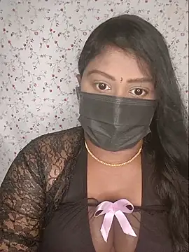 Snapshot of Romantic_Woman chatting on June 19, 6:01 pm Romantic Woman online show from June 19, 6:01 pm