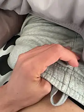 Snapshot of LemmonB chatting on April 7, 7:20 am LemmonB online show from April 7, 7:20 am