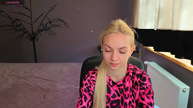 SonnySofia online show from May 5, 5:37 am