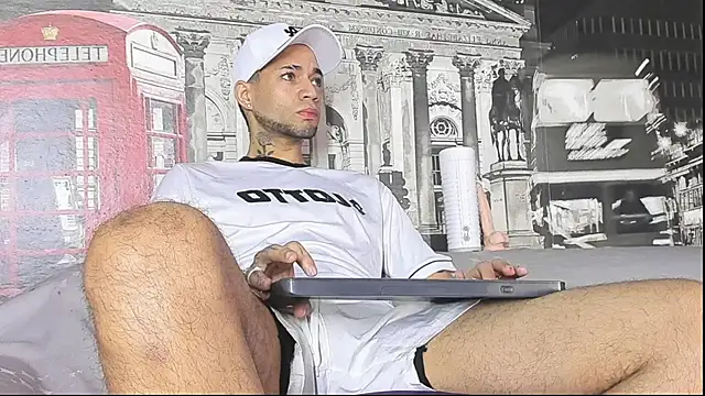 Snapshot of Daniel_huge22 chatting on April 9, 1:05 pm Daniel huge22 online show from April 9, 1:05 pm