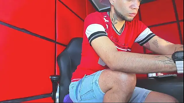 Snapshot of Daniel_huge22 chatting on April 12, 2:11 pm Daniel huge22 online show from April 12, 2:11 pm