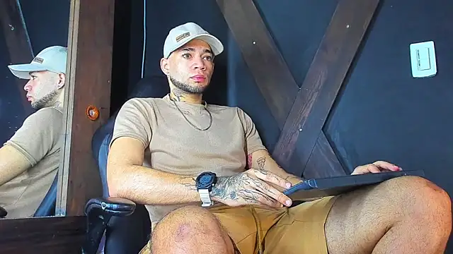 Snapshot of Daniel_huge22 chatting on April 17, 1:47 pm Daniel huge22 online show from April 17, 1:47 pm