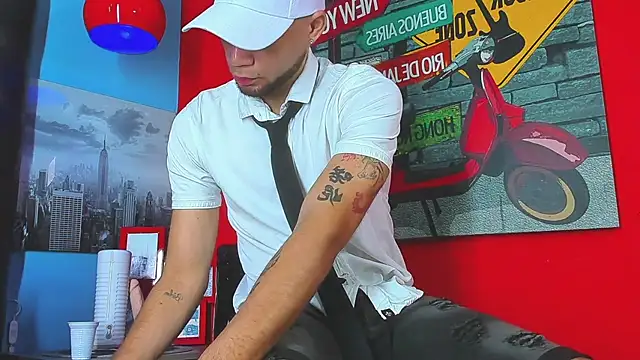 Snapshot of Daniel_huge22 chatting on April 18, 2:10 pm Daniel huge22 online show from April 18, 2:10 pm
