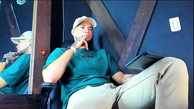 Snapshot of Daniel_huge22 chatting on April 22, 1:34 pm Daniel huge22 online show from April 22, 1:34 pm