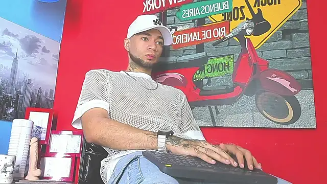 Snapshot of Daniel_huge22 chatting on April 25, 1:52 pm Daniel huge22 online show from April 25, 1:52 pm