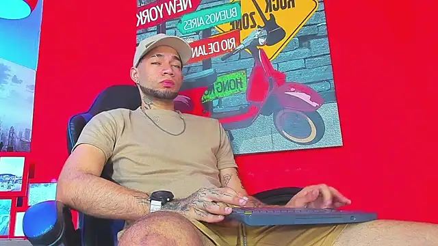 Snapshot of Daniel_huge22 chatting on May 5, 1:41 pm Daniel huge22 online show from May 5, 1:41 pm