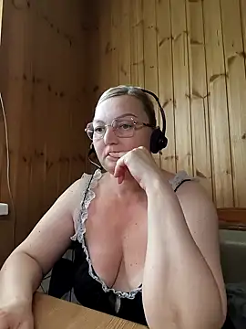 White-Chocolatte online show from May 7, 1:05 pm