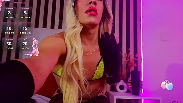 Snapshot of Sasha_TitanX chatting on April 11, 10:14 pm Sasha TitanX online show from April 11, 10:14 pm