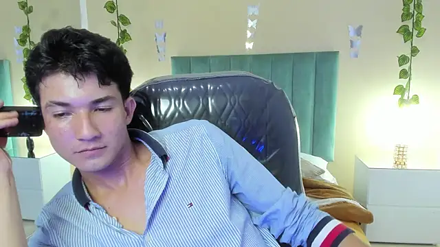 Snapshot of angel_of_sinn chatting on April 12, 4:50 am angel of sinn online show from April 12, 4:50 am