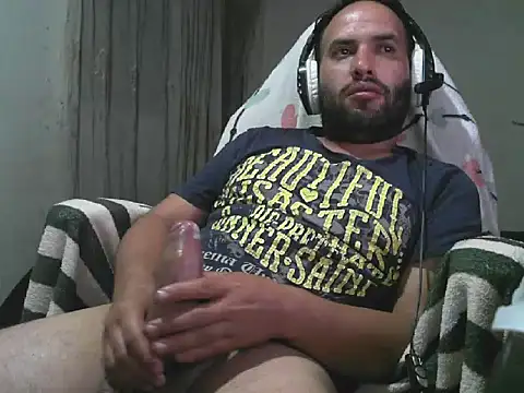 Snapshot of axelcolix chatting on April 8, 1:49 am axelcolix online show from April 8, 1:49 am