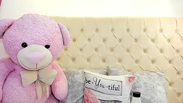 Snapshot of paula_amira chatting on April 12, 12:43 pm paula amira online show from April 12, 12:43 pm