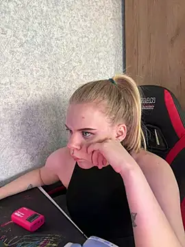 Snapshot of VioletEcho chatting on April 10, 8:19 am VioletEcho online show from April 10, 8:19 am