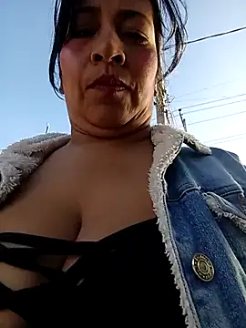ZOE-WILDER  online show from May 23, 12:09 pm