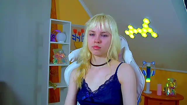 Snapshot of HannahHollis chatting on July 1, 6:26 am HannahHollis online show from July 1, 6:26 am