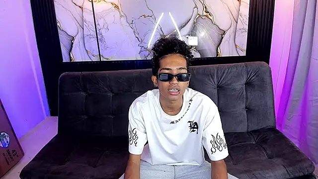 Snapshot of triiangel_latinboy chatting on June 11, 12:25 pm triiangel latinboy online show from June 11, 12:25 pm