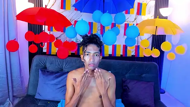 Snapshot of triiangel_latinboy chatting on June 18, 12:09 pm triiangel latinboy online show from June 18, 12:09 pm