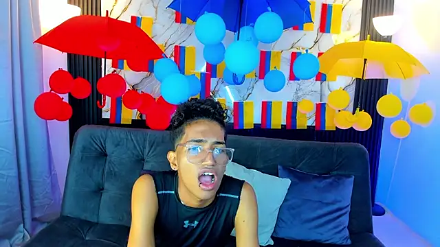 Snapshot of triiangel_latinboy chatting on June 19, 12:31 pm triiangel latinboy online show from June 19, 12:31 pm