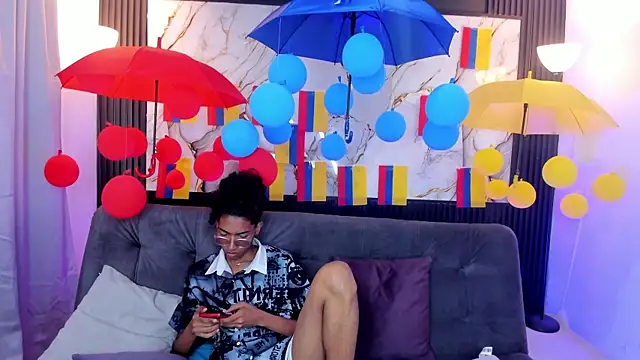 Snapshot of triiangel_latinboy chatting on June 27, 12:22 pm triiangel latinboy online show from June 27, 12:22 pm