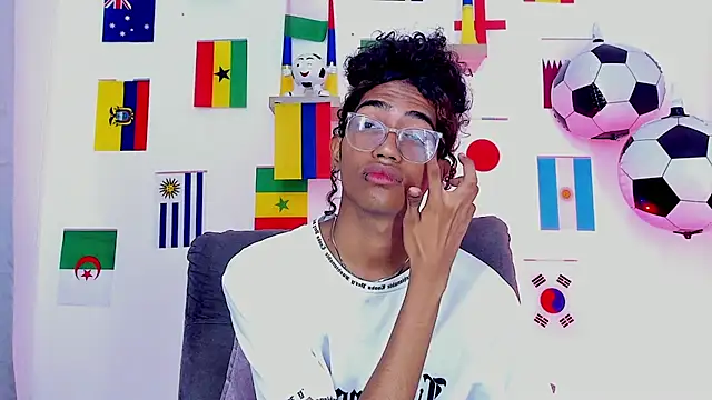 Snapshot of triiangel_latinboy chatting on July 16, 12:11 pm triiangel latinboy online show from July 16, 12:11 pm