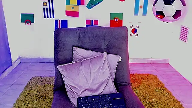 Snapshot of triiangel_latinboy chatting on July 17, 12:23 pm triiangel latinboy online show from July 17, 12:23 pm