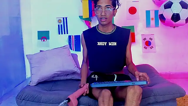 Snapshot of triiangel_latinboy chatting on July 19, 12:42 pm triiangel latinboy online show from July 19, 12:42 pm