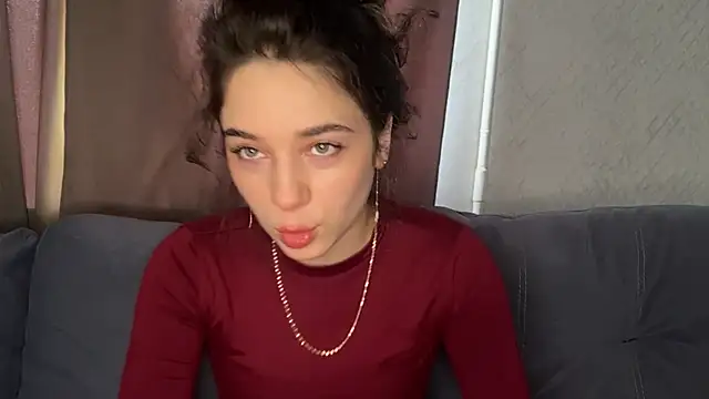 Snapshot of Angeliheee chatting on April 14, 10:32 am Angeliheee online show from April 14, 10:32 am