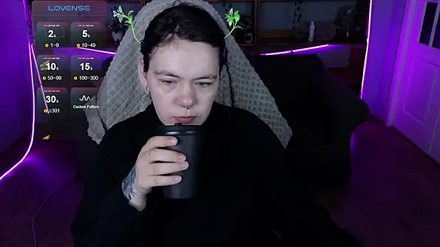 QwertyAnnie Lbo online show from April 23, 1:51 am
