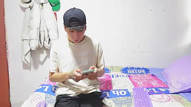 Snapshot of Alexander_2003Castro chatting on April 12, 5:51 pm Alexander 2003Castro online show from April 12, 5:51 pm