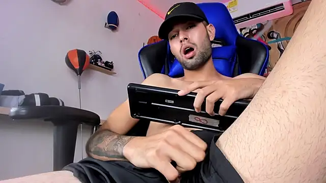 Snapshot of Ian_Valenti chatting on April 15, 7:58 pm Ian Valenti online show from April 15, 7:58 pm