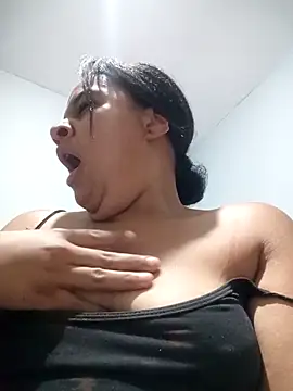 Snapshot of sexybronwlatin chatting on April 10, 8:41 am sexybronwlatin online show from April 10, 8:41 am