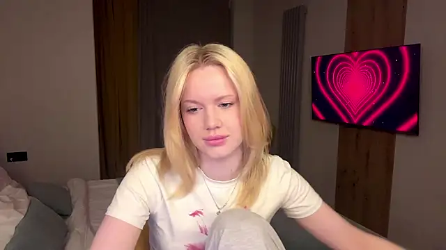 moonavelle online show from April 22, 1:19 am