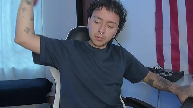 Snapshot of alexmontesco chatting on April 10, 10:25 pm alexmontesco online show from April 10, 10:25 pm