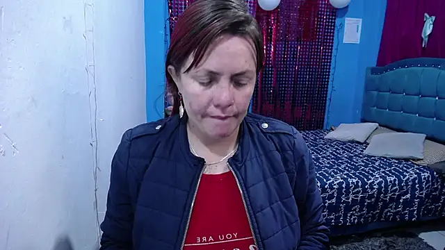 carolinhe26 online show from April 18, 1:48 pm
